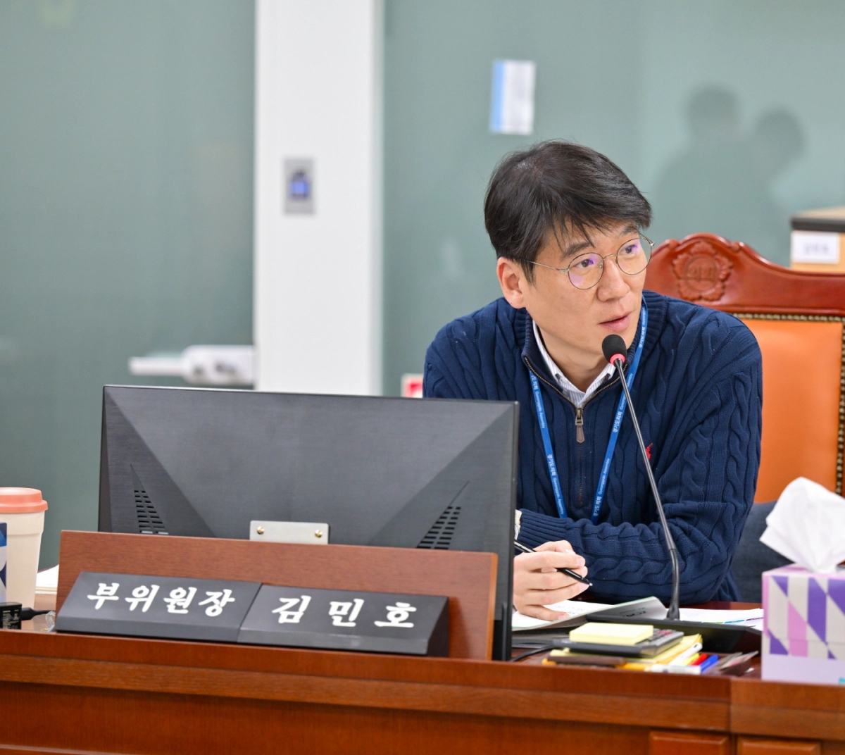 김민호 의원이 6일 열린 제388회 임시회 상임위원회에서 2026년 집행부 업무보고를 받고 질의하고 있다.(사진=경기도의회)