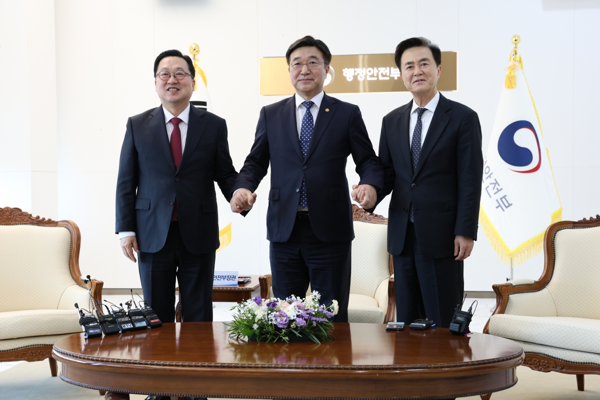 두 손은 맞잡았지만…