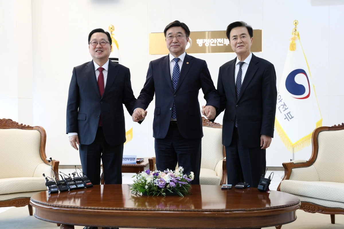 두 손은 맞잡았지만…