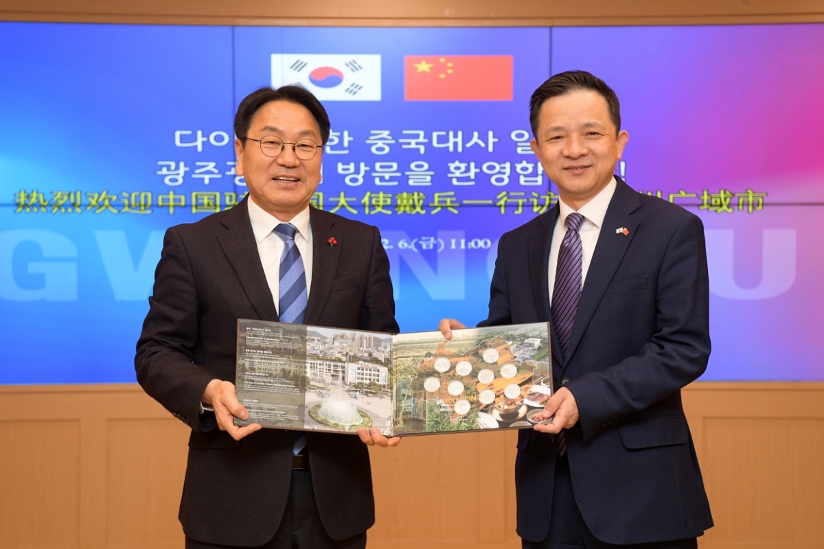 강기정 광주시장과 다이빙 주한중국대사(오른쪽)가 6일 시청 비즈니스룸에서 면담 한 뒤 기념촬영을 하고 있다. 광주광역시 제공
