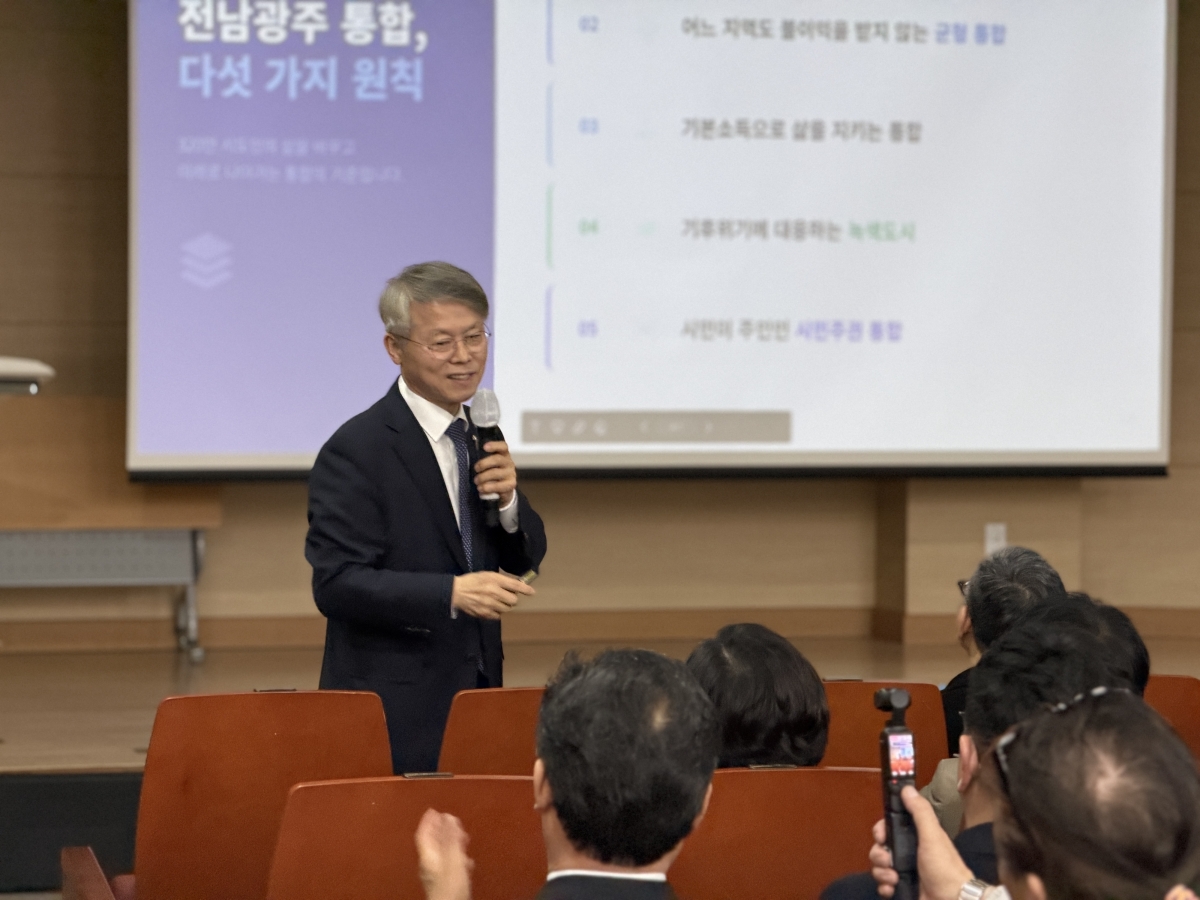 민형배 국회의원이 지난 5일  전남 순천대학교 파루홀에서 ‘경청투어’를 열고 시민들의 질문에 답하고 있다. 민형배의원실 제공