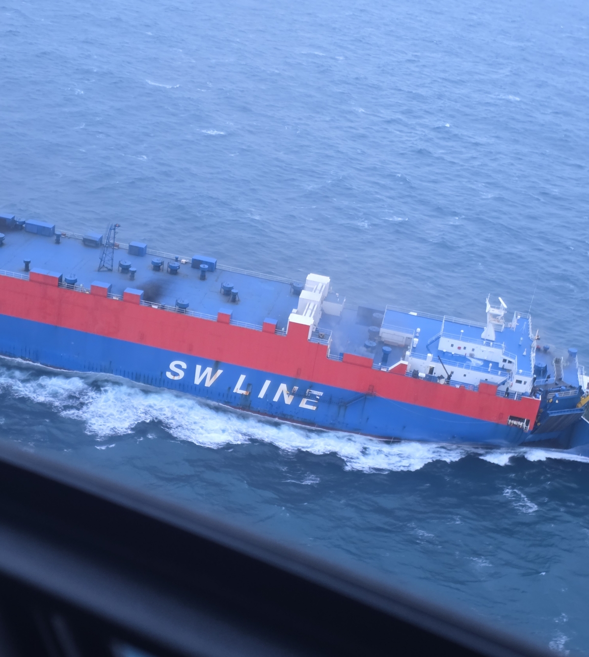 6일 오후 5시 34분쯤 제주항 북쪽 약 17㎞해상 화물선 내 차량에서 화재가 발생했다. 제주지방해양경찰청 제공