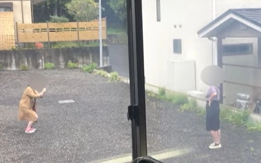 일본 야마나시현 후지요시다시를 찾은 관광객들이 주택 정원에 무단 침입해 사진을 촬영하고 있다. 자료 : FNN 보도화면 캡쳐