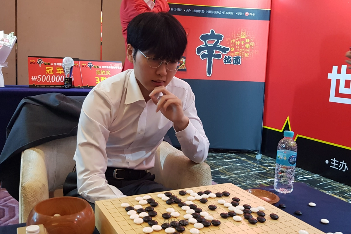 신진서 9단이 6일 중국 선전 힐튼 푸톈 호텔에서 열린 제27회 농심신라면배 세계바둑최강전 최종 라운드 이치리키 료 9단과의 대국 후 복기하고 있다. 2026.2.6 선전 류재민 기자