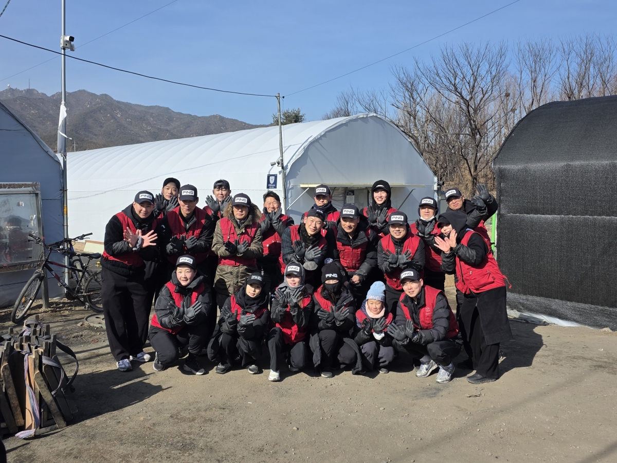 비닐하우스촌 주민에게 연탄을 전달한 핑 마니아 클럽 회원들. 삼양인터내셔날 핑골프 제공.