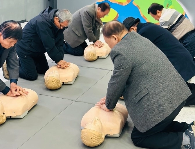 대한노인회 소속 노인들이 지난 5일 전북 119안전체험관에서 심폐소생술을 직접 해보는 시니어 소방안전체험 교육을 받고 있다. 소방청 제공