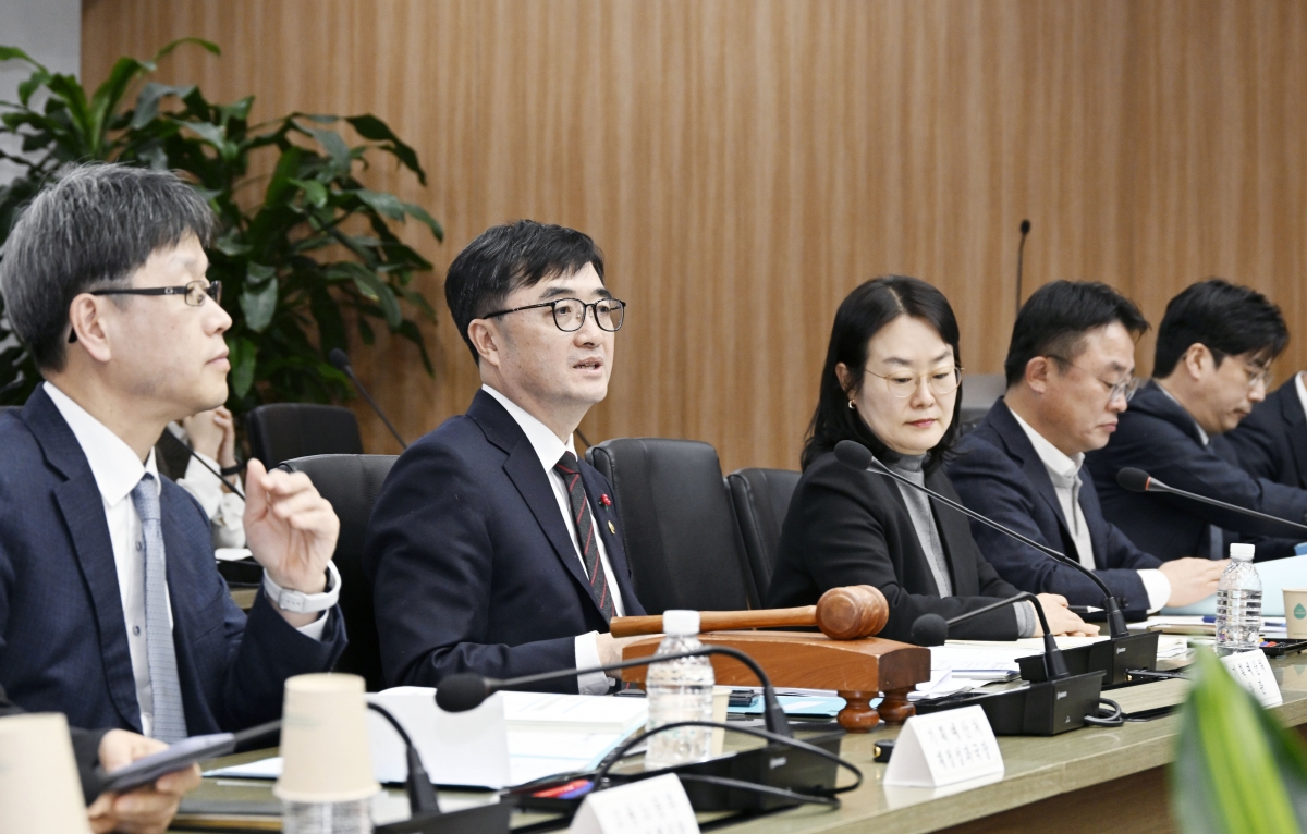 임기근(왼쪽 두 번째) 기획예산처 장관 직무대행 차관이 29일 오후 서울 영등포구 한국수출입은행에서 열린 ‘2026년 제1차 기금자산운용정책위원회’를 주재하고 있다. 기획예산처 제공