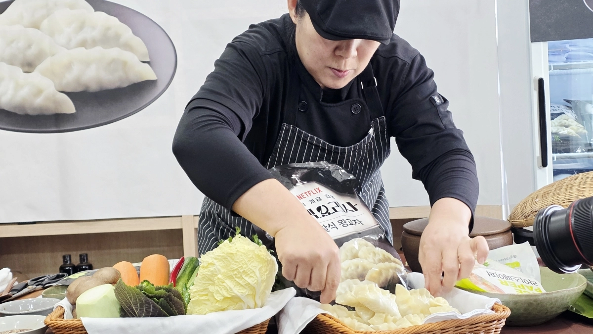 전통요리연구가인 김채옥(60)씨가 왕만두를 활용한 각종 음식을 선보이고 있다.