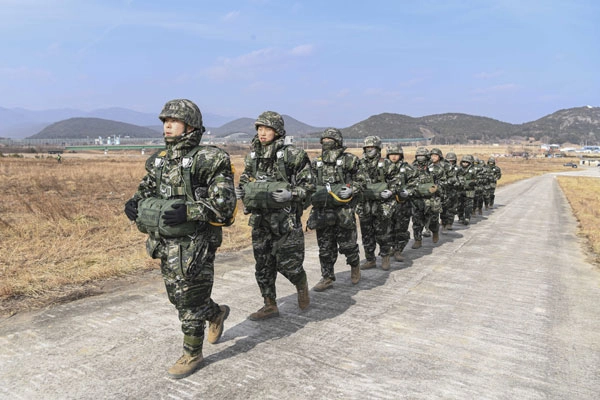 해병대 7여단 공정대대가 지난 5일 경북 포항시 북구에 있는 강하 훈련장에서 마린온헬기를 이용해 1500피트 상공에서 올해 첫 정기강하훈련을 하고 있다.<br>공정대원들은 훈련에 앞서 전투연병장과 교육훈련단에서 공수교육단에서 지상 숙달훈련과 모형탑,공수 시뮬레이터를 활용해 우발상황 발생 시 대처 요령을 숙달했다. 2026.2.6<br>해병대1사단제공