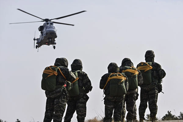 해병대 7여단 공정대대가 지난 5일 경북 포항시 북구에 있는 강하 훈련장에서 마린온헬기를 이용해 1500피트 상공에서 올해 첫 정기강하훈련을 하고 있다.<br>공정대원들은 훈련에 앞서 전투연병장과 교육훈련단에서 공수교육단에서 지상 숙달훈련과 모형탑,공수 시뮬레이터를 활용해 우발상황 발생 시 대처 요령을 숙달했다. 2026.2.6<br>해병대1사단제공