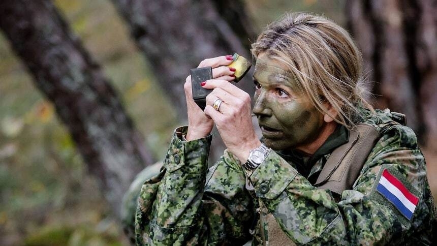 지난해 10월 왕립 헌병대 훈련에서 막시마 왕비가 얼굴에 위장 크림을 바르고 있다. 막시바 왕비 인스타그램