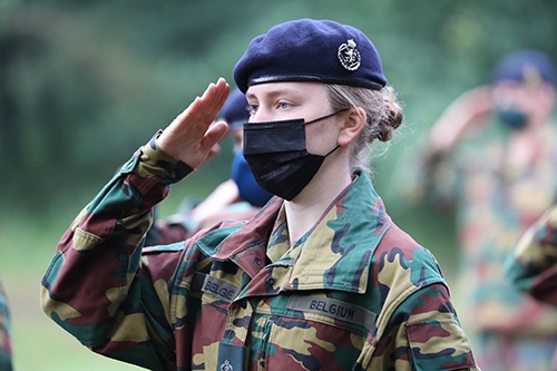 벨기에의 엘리자베트 공주가 군사 훈련 중 경례를 하고 있다. 벨기에 왕실 공식 엑스