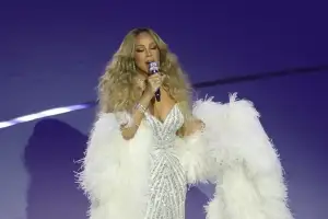 “입모양이 안 맞잖아!” 보석 휘감은 톱가수, 굴욕적인 ‘립싱크’ 논란