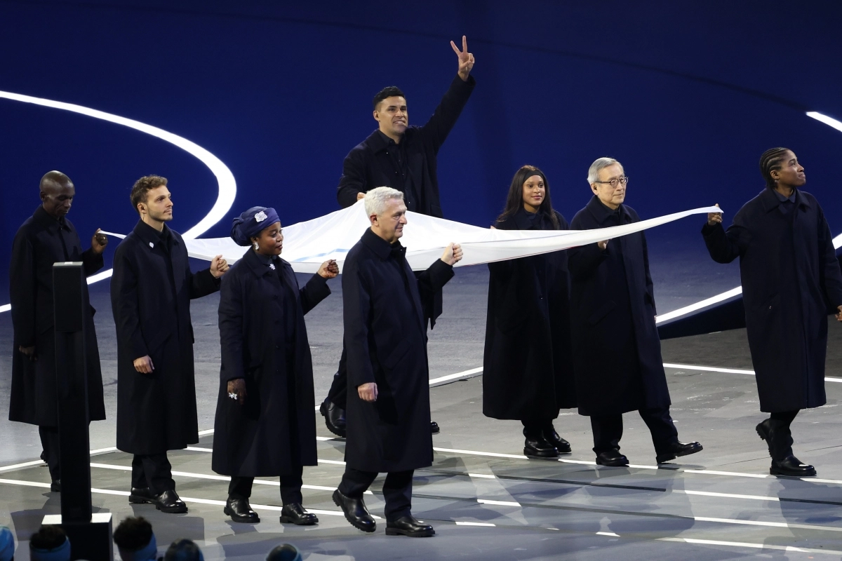 6일(현지시간) 이탈리아 밀라노 산시로 스타디움에서 열린 2026 밀라노-코르티나담페초 동계올림픽 개회식. 2018 평창 동계 올림픽을 비롯해 세 차례 올림픽 개회식에서 웃통을 벗고 나와 화제를 모았던 ‘통가 근육맨’ 피타 타우파토푸아 등 기수들이 오륜기를 들고 입장하고 있다. 2026.2.7 연합뉴스