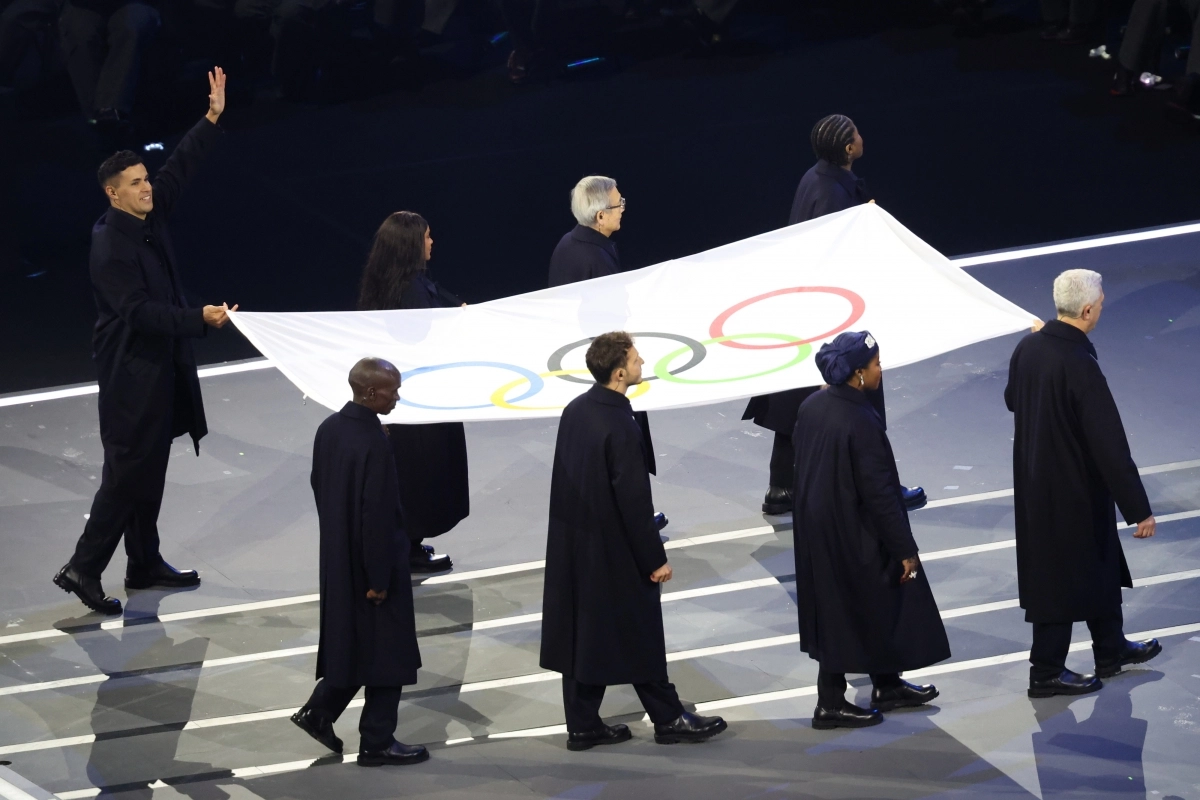 6일(현지시간) 이탈리아 밀라노 산시로 스타디움에서 열린 2026 밀라노-코르티나담페초 동계올림픽 개회식. 2018 평창 동계 올림픽을 비롯해 세 차례 올림픽 개회식에서 웃통을 벗고 나와 화제를 모았던 ‘통가 근육맨’ 피타 타우파토푸아 등 기수들이 오륜기를 들고 입장하고 있다. 2026.2.7 연합뉴스