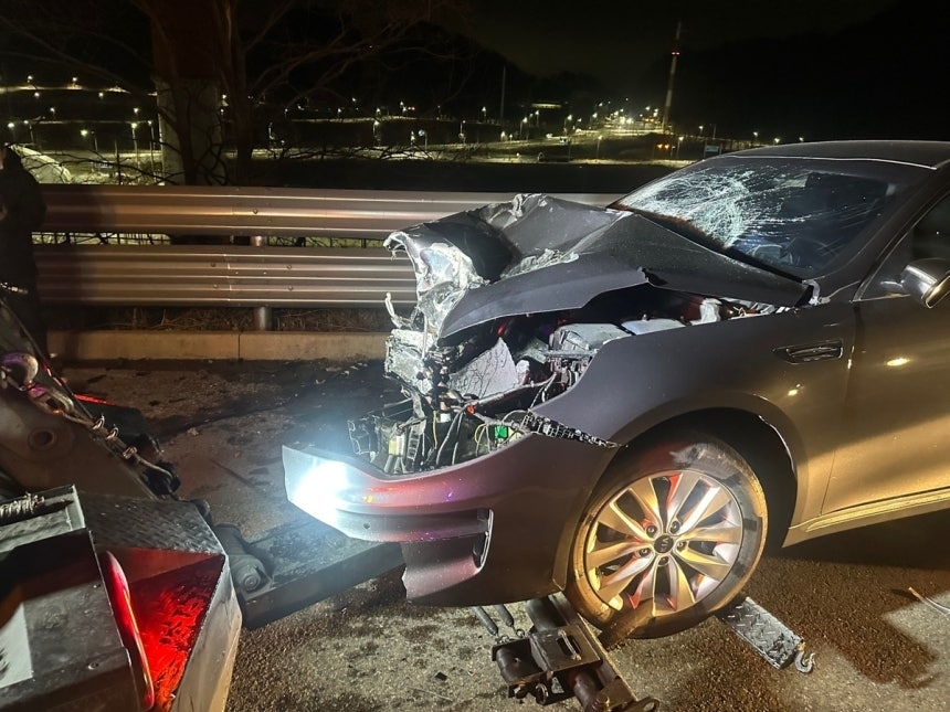 7일 오전 4시 2분쯤 경남 양산시 경부고속도로 서울 방향 3차로에서 승용차가 3차로 상에서 앞서가던 3.5t 화물차를 추돌해 70대 승용차 운전자가 숨지는 사고가 발생했다. 사진은 연쇄추돌 관련 사고 차량. 부산경찰청 제공