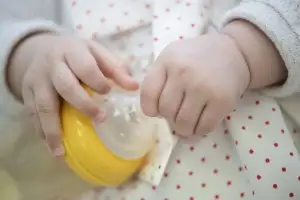 thumbnail - 젖병 물리고 술자리 간 엄마…7개월 아들 ‘질식사’, 징역형 집행유예 선고