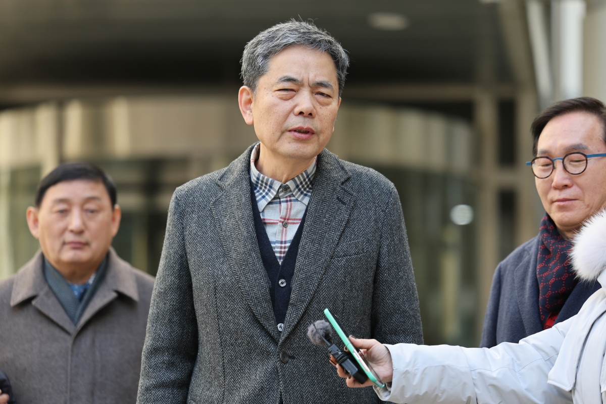 곽상도 전 의원이 6일 서울 서초구 서울중앙지법에서 열린 1심 선고를 마친 후 입장을 밝히고 있다. 이날 법원은 ‘대장동 50억 클럽’ 관련 범죄 수익을 은닉한 혐의를 받는 곽 전 의원에 대한 공소를 기각했다. 2026.2.6 공동취재