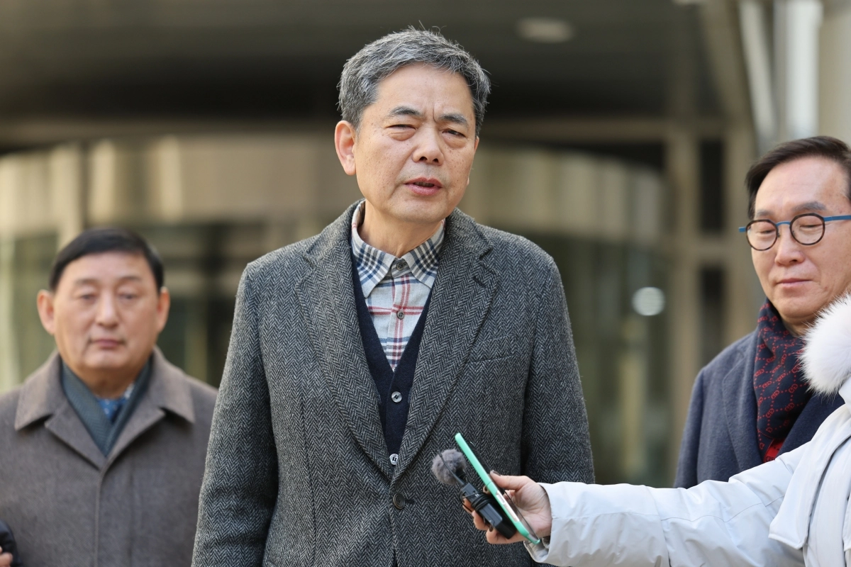 곽상도 전 의원이 6일 서울 서초구 서울중앙지법에서 열린 1심 선고를 마친 후 입장을 밝히고 있다. 이날 법원은 ‘대장동 50억 클럽’ 관련 범죄 수익을 은닉한 혐의를 받는 곽 전 의원에 대한 공소를 기각했다. 2026.2.6 공동취재