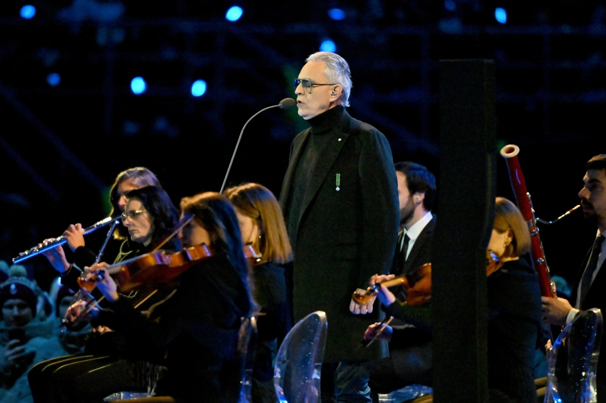6일(현지시간) 이탈리아 밀라노 산시로 스타디움에서 열린 2026 밀라노-코르티나담페초 동계올림픽 개회식에서 세계적인 성악가 안드레아 보첼리가 공연을 하고 있다 2026.2.7 EPA 연합뉴스