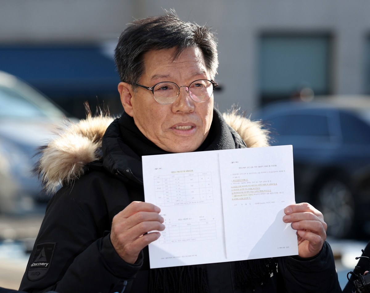 일본군 위안부 피해자를 모욕한 혐의를 받는 김병헌 위안부법폐지국민행동 대표가 3일 서울 서초경찰서에 피의자 신분으로 출석하던 중 취재진의 질문에 답하고 있다. 2026.2.3 뉴시스