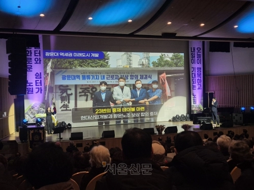 오승록 서울 노원구청장이 7일 중계동 노원구민의 전당에서 열린 저서 ‘모든 것은 숲으로부터 온다’의 출판기념회에서 광운대 역세권 개발 추진 과정에 대해 이야기하고 있다.   서유미 기자