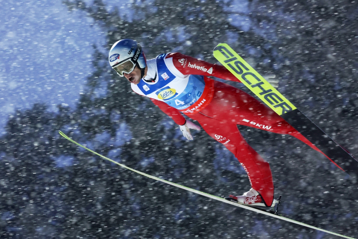 독일 오버스트도르프에서 열린 노르딕 스키·스키점프 세계선수권대회 남자 단체 플라잉에서 한 선수가 점프하고 있다. AP뉴시스