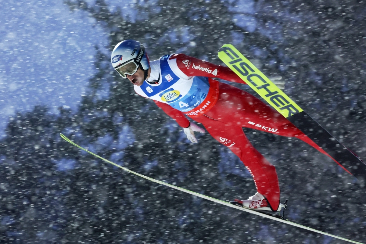 독일 오버스트도르프에서 열린 노르딕 스키·스키점프 세계선수권대회 남자 단체 플라잉에서 한 선수가 점프하고 있다. AP뉴시스