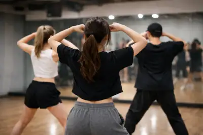 아이돌 연습생에 무슨 일이…“무릎에 앉으라 했다” BBC 보도