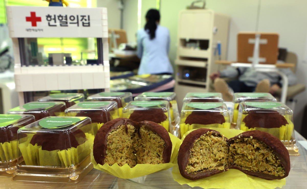 20일 오전 인천 연수구 대한적십자사 인천혈액원내 헌혈의 집에 전혈·혈소판 헌혈자에게 증정할 ‘두바이 쫀득 쿠키’(두쫀쿠)가 놓여 있다. 2026.1.20 뉴시스