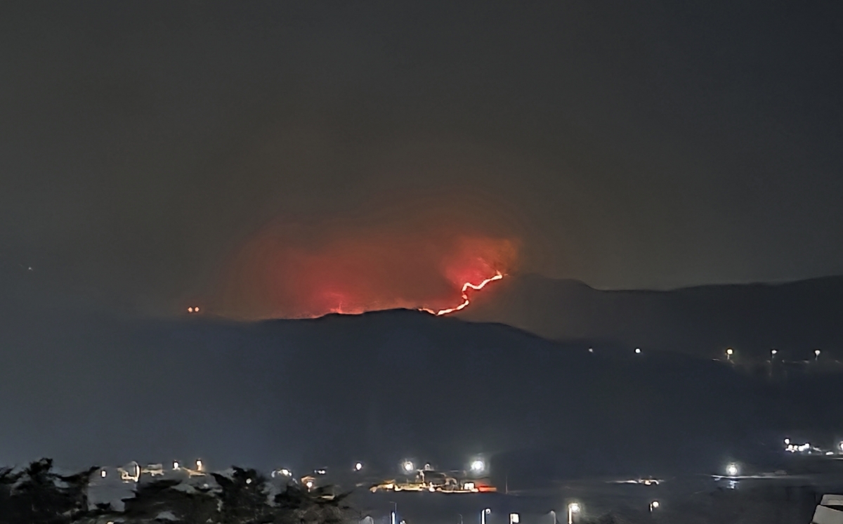 7일 경북 경주시 문무대왕면에서 산불이 발생해 불길이 치솟고 있다. 2026.2.8. 뉴스1