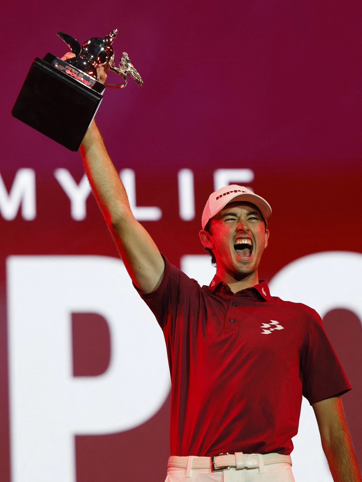 LIV 골프 데뷔전에서 우승 트로피를 들고 포효하는 스마일리.