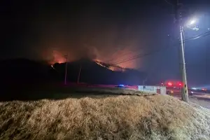 경북 경주서 산불 2곳 잇단 발생…“헬기 34대 투입”