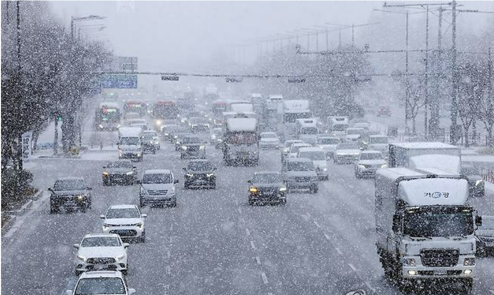 8일 광주·전남북지역에 많은 눈이 내리면서 차량들이 도로를 서행 운행하고 있다. (연합뉴스 제공)