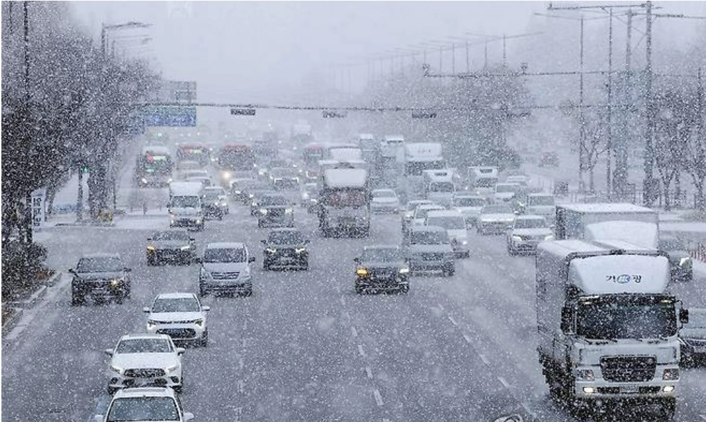8일 광주·전남북지역에 많은 눈이 내리면서 차량들이 도로를 서행 운행하고 있다. (연합뉴스 제공)