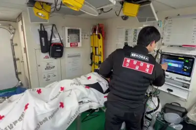 목포해경, 기상 악화 속 중국어선 응급환자 2명…긴급 이송