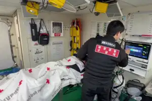 목포해경, 기상 악화 속 중국어선 응급환자 2명…긴급 이송