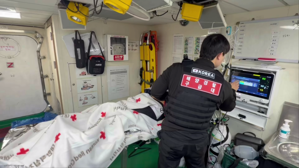 목포해양경찰 구조대가 6일 기상 악화 속 긴급 구조를 요청한 중국어선 선원을 응급처치하고 있다. (목포해경 제공)