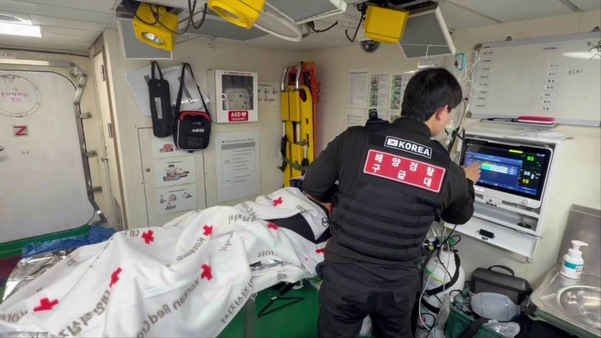 목포해양경찰 구조대가 6일 기상 악화 속 긴급 구조를 요청한 중국어선 선원을 응급처치하고 있다. (목포해경 제공)