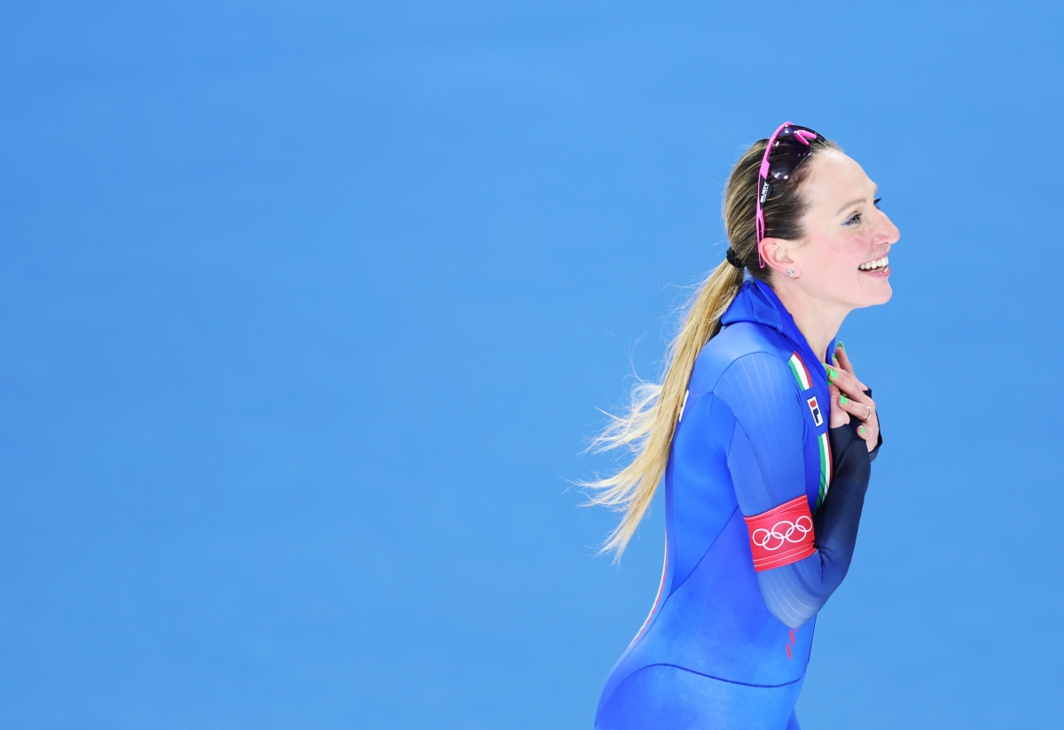 프란체스카 롤로브리지다(이탈리아)가 8일(한국시간) 스피드스케이팅 여자 3000m에서 우승한 뒤 기뻐하고 있다. 밀라노 AP 뉴시스