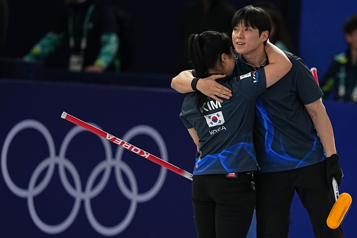 한국 컬링 대표팀 김선영(왼쪽)과 정영석이 8일(한국시간) 이탈리아 코르티나담페초 컬링 올림픽 스타디움에서 열린 믹스더블 라운드로빈 6차전에서 5연패 끝에 미국을 상대로 첫 승을 거둔 뒤 서로를 격려하고 있다. 코르티나담페초 AP 뉴시스