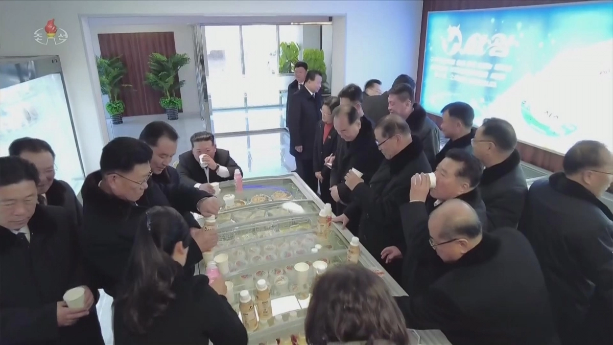 유제품 시식하는 김정은 북한 국무위원장