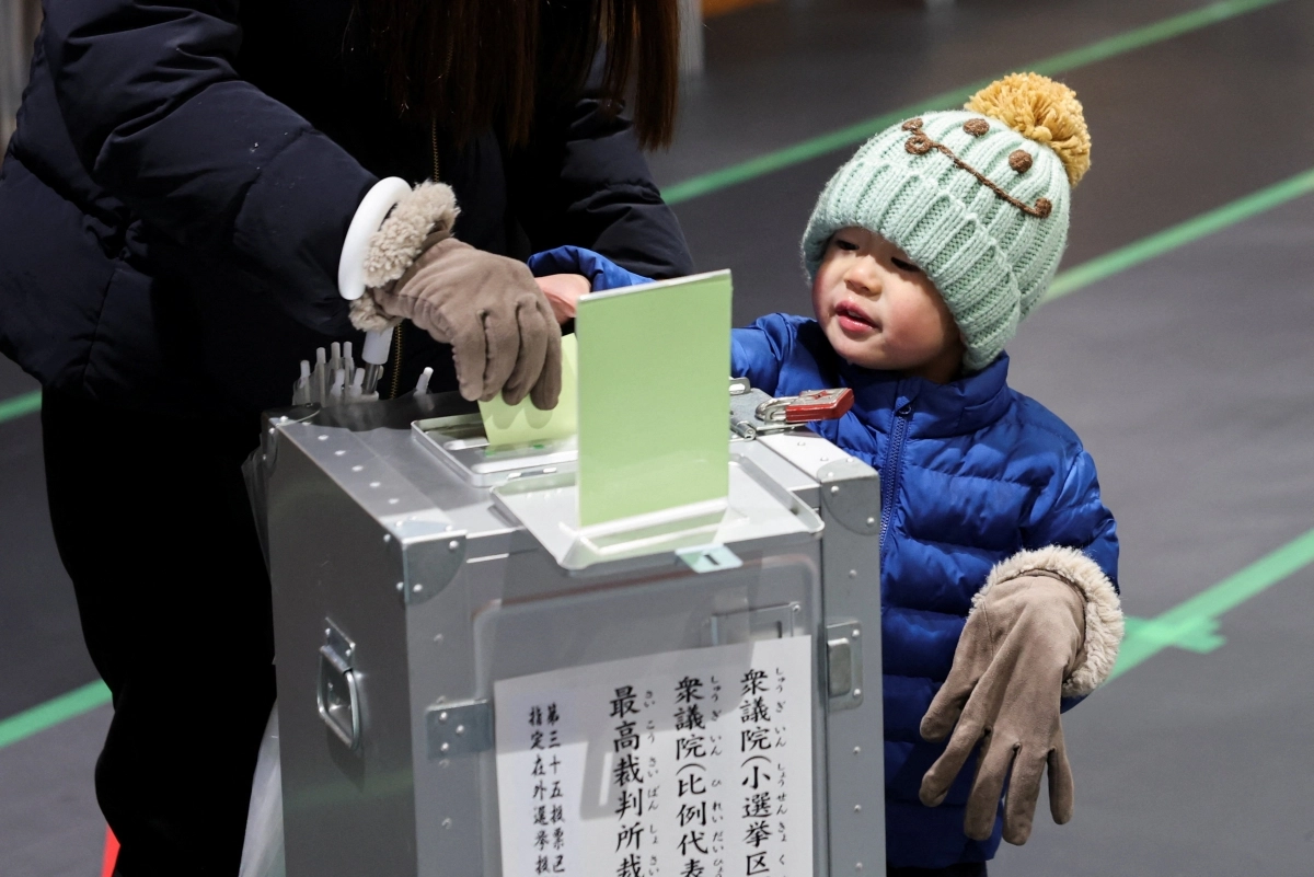 8일 일본 도쿄의 한 투표소에서 총선 투표를 하는 어머니를 한 소년이 지켜보고 있다. 도쿄 로이터 연합뉴스
