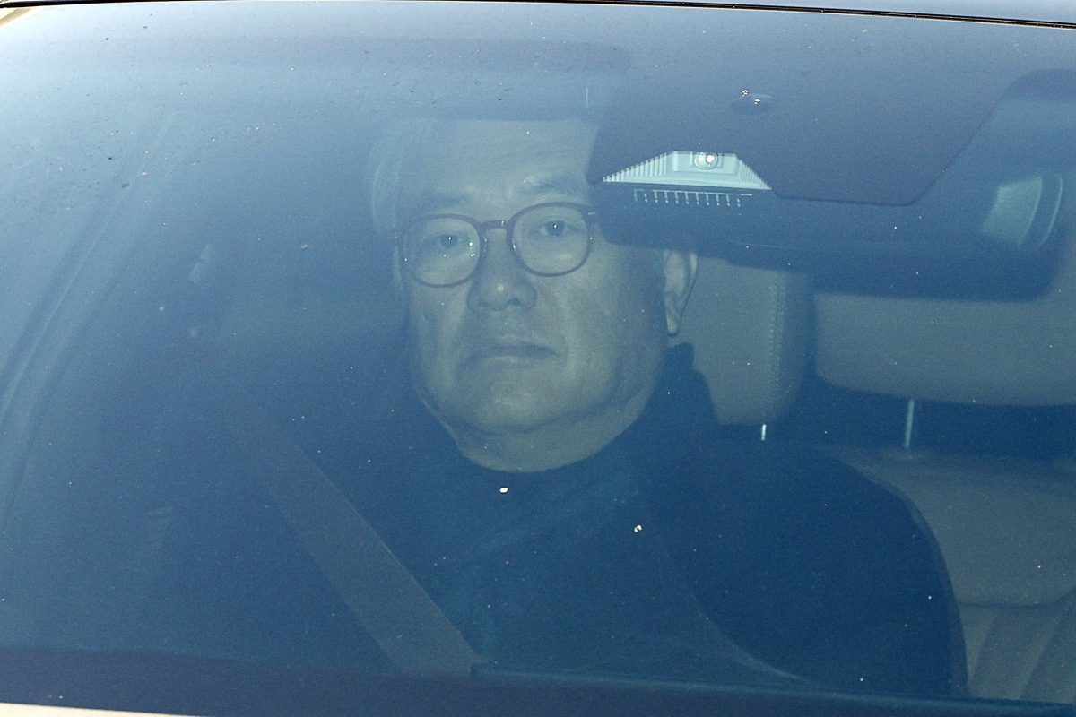 윤석열 전 대통령 파면 직후 용산 대통령실 컴퓨터(PC) 초기화를 지시한 의혹을 받는 정진석 전 대통령 비서실장이 피의자 신분으로 조사를 받기 위해 8일 서울 경찰청 3대 특검 특별수사본부로 출석하고 있다. 연합뉴스