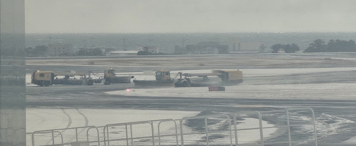 제주공항 활주로가 오전 10시까지 운용이 중단됐다가 다시 오전 11시까지 연장됐다. 한국공항공사 제주공항은 정오부터 다시 운항이 재개될 것으로 예고했으나 이 역시 불투명한 상황이다. 제주 강동삼 기자