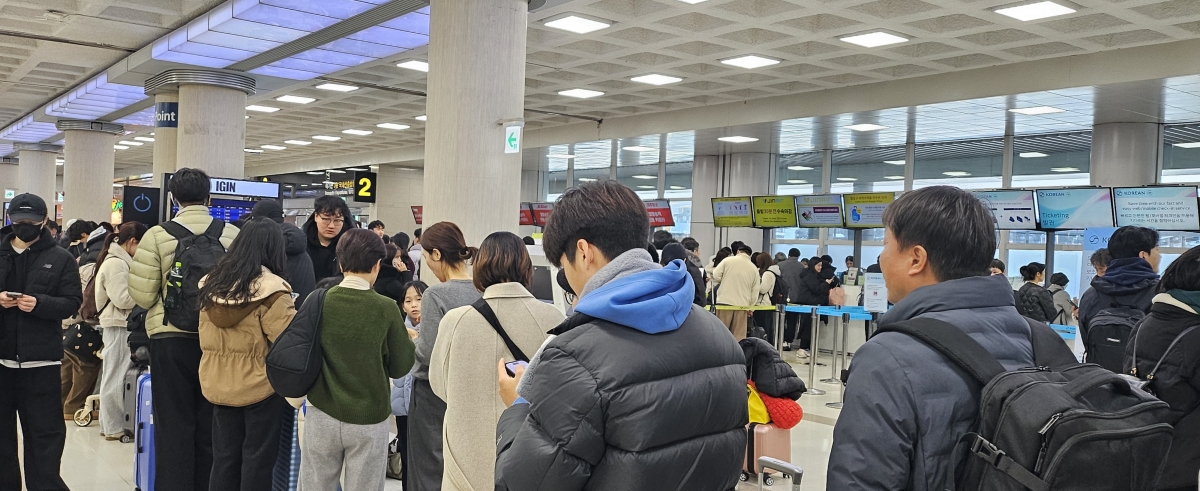 제주공항 3층 출발장 발권 카운터 앞에서는 여행일정을 변경하려는 체류객들로 붐비고 있다. 제주 강동삼 기자