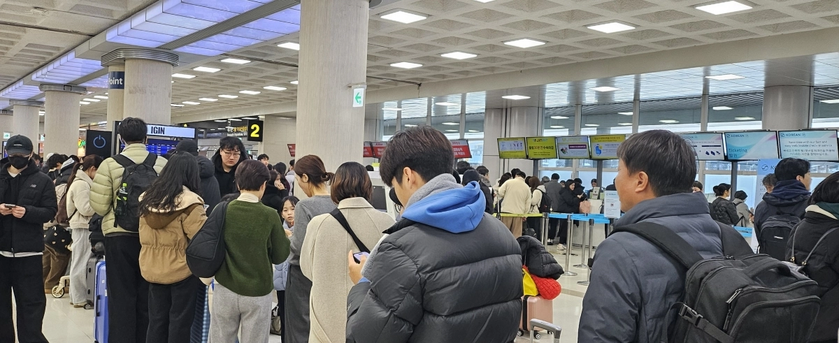 제주공항 3층 출발장 발권 카운터 앞에서는 여행일정을 변경하려는 체류객들로 붐비고 있다. 제주 강동삼 기자