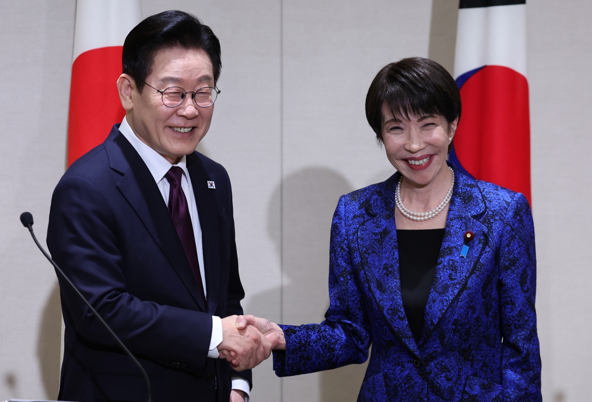 악수하는 한일정상