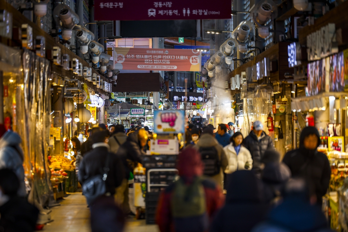 설 연휴를 앞둔 8일 서울 동대문구 청량리종합시장을 찾은 시민들이 장을 보고 있다. 뉴시스