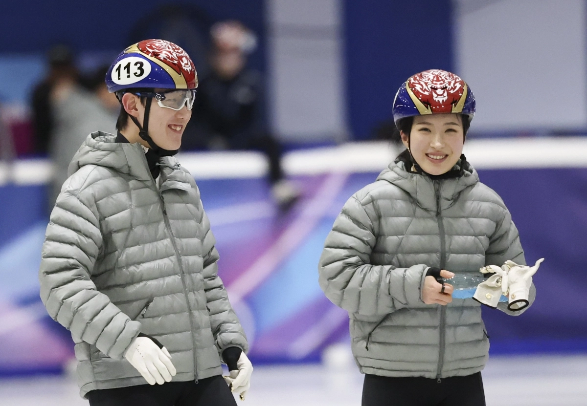 한국 쇼트트랙 국가대표 김길리(오른쪽)와 임종언이 6일(한국시간) 이탈리아 밀라노 아이스스케이팅 아레나 트레이닝 링크에서 2026 밀라노·코르티나담페초 동계올림픽을 대비한 훈련 중 밝게 웃고 있다. 밀라노 뉴시스